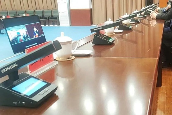 Два типа конференц-микрофонных систем: проводные и беспроводные